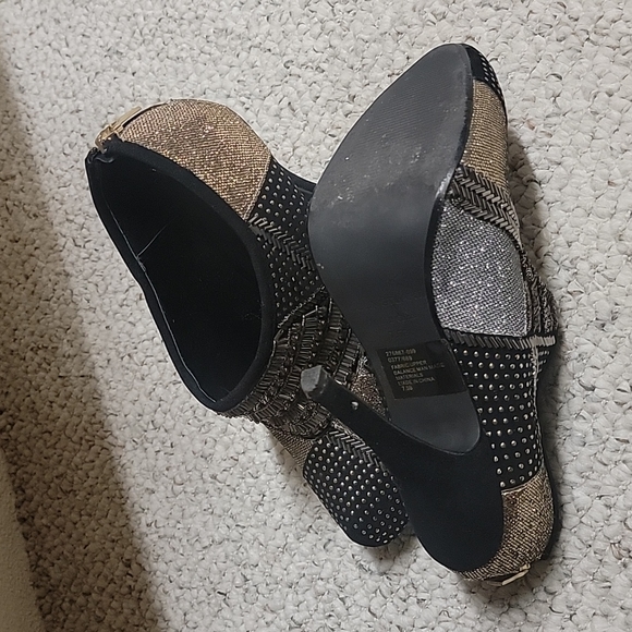 Colin Stuart Beaded Booties, size 7.5 black and gold details - Picture 3 of 3